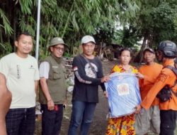 Gerak Cepat!! Pak RT Desa Kepunten Langsung Turun Bawa Asbes dari Wakil Bupati Sidoarjo Untuk Warga Terdampak Musibah