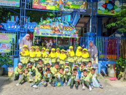 KB TK ‘AISYIYAH 25 Wage bermain dengan satwa