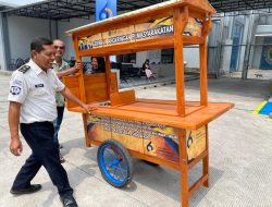 Bantuan Gerobak Usaha Diserahkan Langsung Kalapas Sidoarjo di Kanwil Ditjenpas Jatim”
