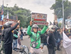 Ratusan Pengemudi Ojol di Surabaya Gelar Aksi Damai, Sampaikan Tuntutan Regulasi