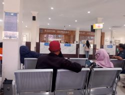 Pelayanan Samsat Gresik Tampil Berbeda di Hari Kartini, Petugas Kenakan Busana Adat